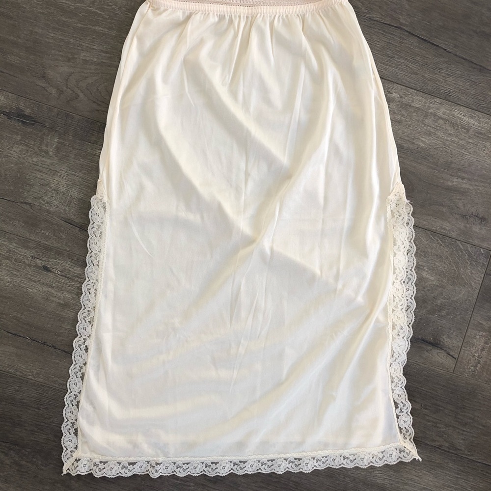MEL-LIN Cream colored half slip in size S